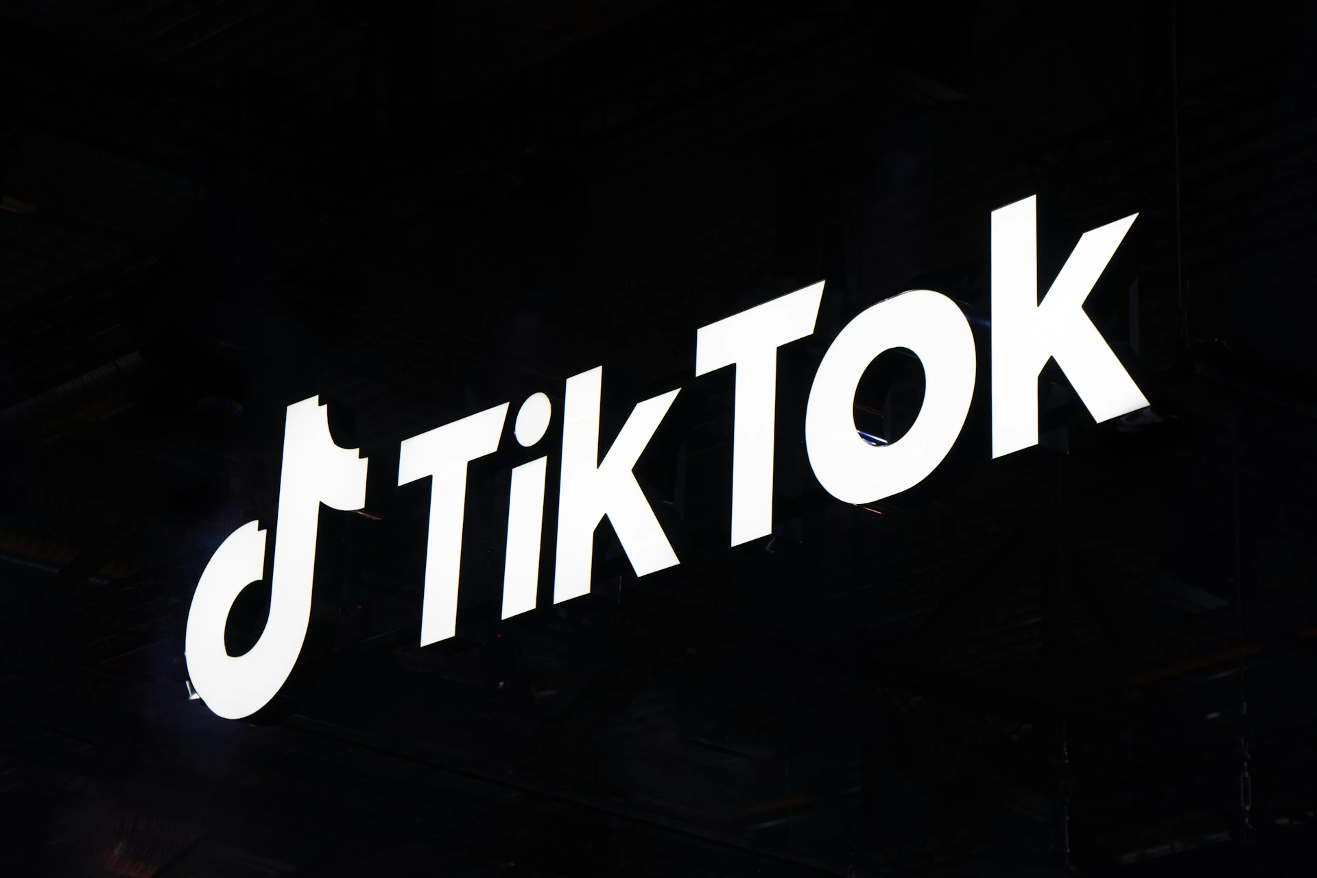 TikTok מפטרת מאות עובדים במהלך שינוי בניהול תוכן AI